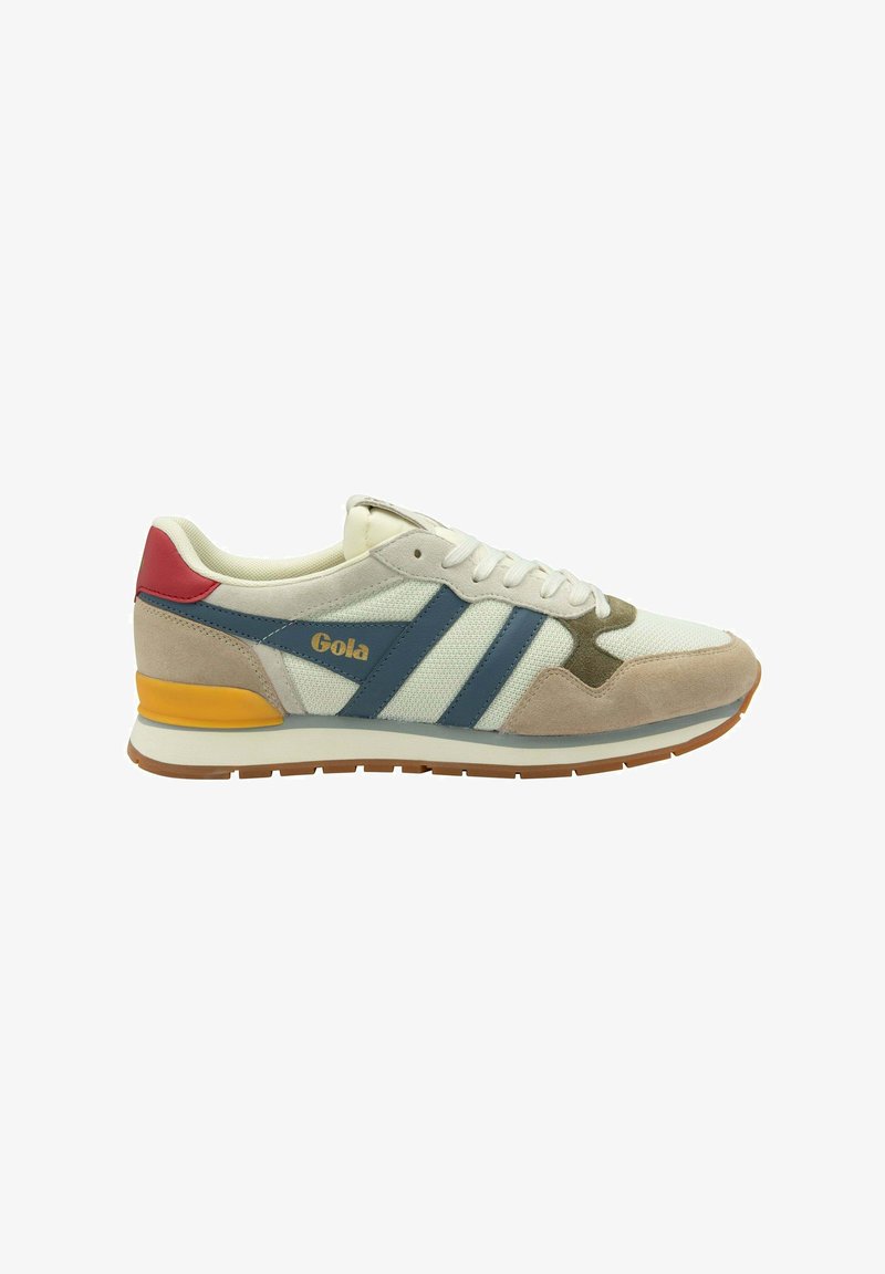 Zapatilla de estilo retro en beige y blanco con franjas azules, parche rojo en el talón, acento amarillo y marca "Gola" en el lateral.