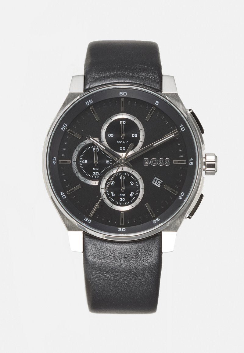 Orologio con cinturino in pelle nera, cassa rotonda in acciaio inossidabile, quadrante nero, tre sottodial e visualizzazione della data a ore 6. Indicatori delle ore argentati.
