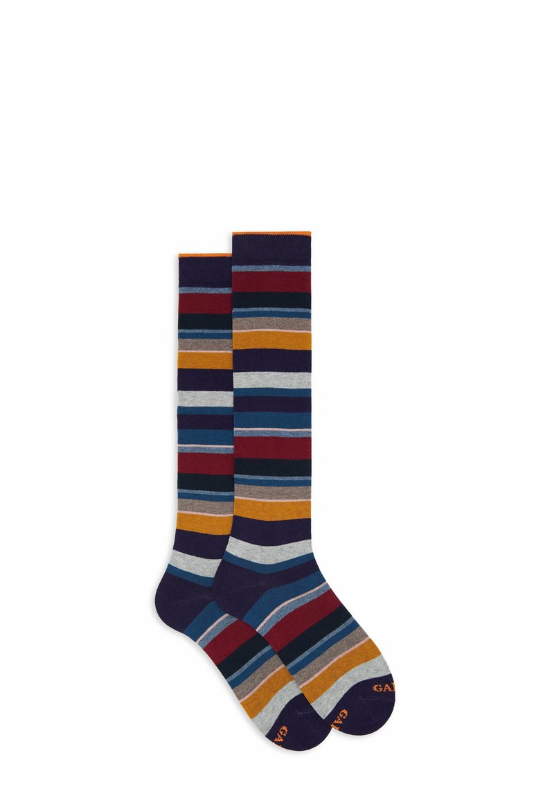 Calze a righe fino al ginocchio con bande multicolori in navy, bordeaux, grigio, senape e teal, con accenti arancioni sul risvolto.