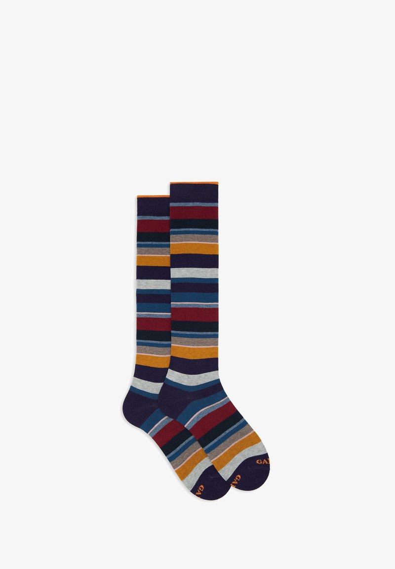 Calze a righe fino al ginocchio con bande multicolori in navy, bordeaux, grigio, senape e teal, con accenti arancioni sul risvolto.