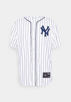Weißes New York Yankees Baseballtrikot mit dunkelblauen Nadelstreifen, Teamlogo auf der linken Brust und offiziellem Major League Baseball-Abzeichen in der Nähe des Saums.