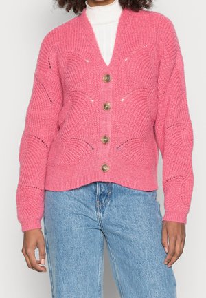 Cardigan rosa lavorato a maglia con scollatura a V, caratterizzato da motivi testurizzati e quattro bottoni marroni sul davanti. Maniche e orlo a coste.