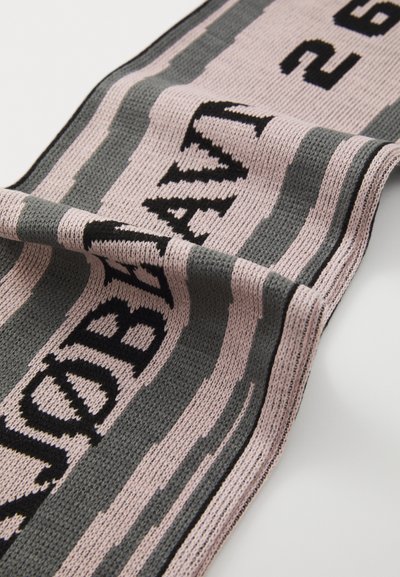 Adīta šalle ar mainīgām gaismrozā un pelēkām svītrām, ar lieliem melniem burtiem un cipariem. Mīksta tekstūra, ikdienišķs dizains.