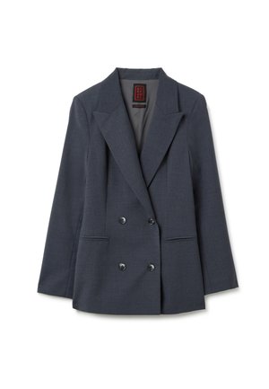 Dunkelgrauer, doppelt gearbeiteter Blazer mit breiten Revers, vier Knöpfen und zwei vorderen Taschen, flach auf einem weißen Hintergrund ausgelegt.