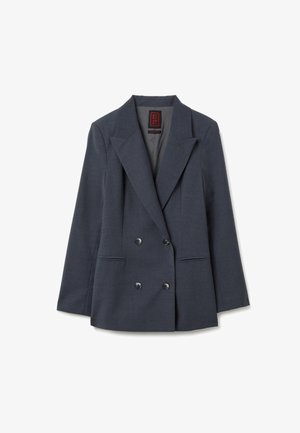 Dunkelgrauer, doppelt gearbeiteter Blazer mit breiten Revers, vier Knöpfen und zwei vorderen Taschen, flach auf einem weißen Hintergrund ausgelegt.