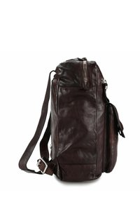 Borsa a tracolla in pelle marrone con chiusura a zip, tasca laterale e tracolla regolabile. La superficie strutturata aggiunge profondità al design.