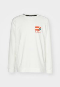 Sudadera blanca de manga larga hecha de un tejido suave que presenta un colorido logo "NIKE INC" en el pecho y puños y dobladillo acanalados.