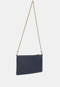 Clutch in pelle blu navy con tracolla a catena dorata, dotato di chiusura a zip e superficie liscia. Design minimalista con dettaglio logo impresso.