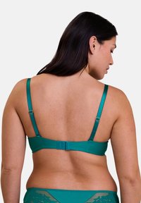 Soutien-gorge en teal avec des bretelles en satin réglables, des accents en dentelle et une fermeture à crochet. La vue de dos met en avant une texture de tissu lisse.