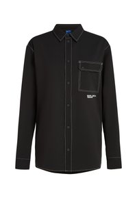 Mustmust värvi pikkade varrukatega nööpidega särk valgete kontrastõmblustega, vasakul rinnal klapiga tasku ning "Karl Lagerfeld Jeans" logo.