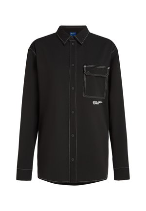 Cămașă neagră cu mânecă lungă, cu nasturi, cu cusături albe de contrast, un buzunar cu clapă pe pieptul stâng și logo-ul "Karl Lagerfeld Jeans".
