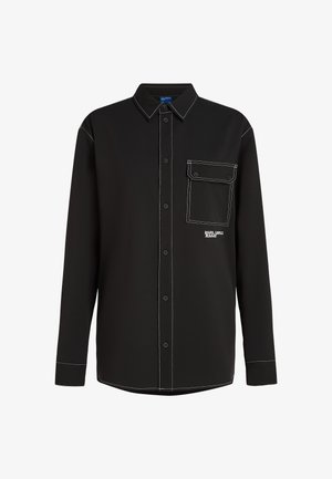 Czarna, długosleeve, zapinana na guziki koszula z białymi kontrastowymi szwami, z klapą na kieszeń z przodu po lewej stronie i logo "Karl Lagerfeld Jeans".