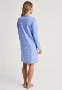 Nightdress a maniche lunghe in cotone azzurro chiaro con motivo a cuori, lunghezza al ginocchio, dotato di scollatura rotonda e taglio morbido.