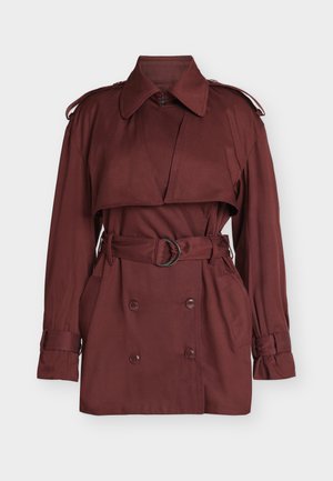 Mørkerød trenchcoat med dobbeltradet front, bred krave og bælte i taljen. Har skulderremme og lange ærmer. Glat tekstur.