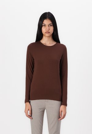 Brown long-sleeve shirt made of a smooth, stretchy fabric. Features a round neckline and fitted design, paired with checkered trousers.