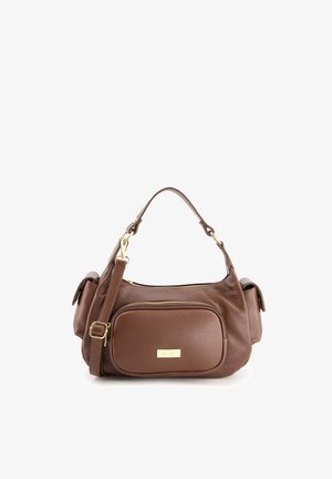 Sac à main en cuir marron avec une finition douce et texturée. Il dispose d'une fermeture éclair, de matériel en ton or, et d'une bandoulière détachable pour plus de polyvalence.
