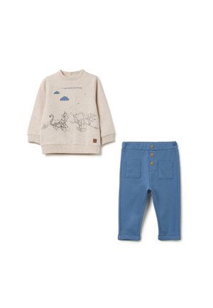 Beige sweatshirt met geprinte letters, ronde halslijn en ribbelmanchetten; gecombineerd met blauwe instapbroeken met opgerolde zoom en knoopdetails.