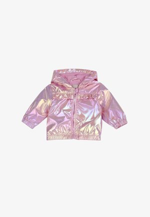Różowa metaliczna kurtka z kapturem, elastycznymi mankietami i zapięciem na zamek. Charakteryzuje się błyszczącą, gładką teksturą oraz marszczonymi detalami na klatce piersiowej.