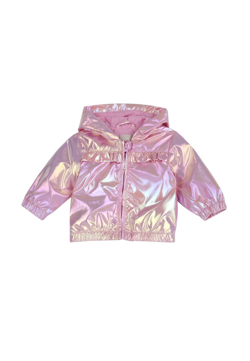 Veste métallique rose avec une capuche, des poignets élastiques et une fermeture éclair. Possède une texture brillante et lisse ainsi que des détails froncés au niveau de la poitrine.