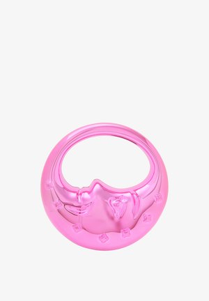 Różowy okrągły dodatek z wzorem twarzy na powierzchni, o błyszczącym wykończeniu, ozdobiony gwiazdkowymi akcentami na zewnętrznej krawędzi.