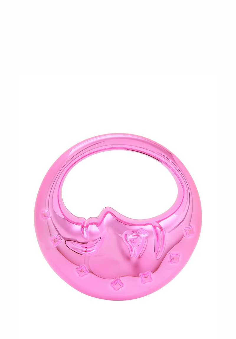 Różowy okrągły dodatek z wzorem twarzy na powierzchni, o błyszczącym wykończeniu, ozdobiony gwiazdkowymi akcentami na zewnętrznej krawędzi.