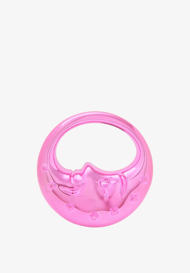 Różowy okrągły dodatek z wzorem twarzy na powierzchni, o błyszczącym wykończeniu, ozdobiony gwiazdkowymi akcentami na zewnętrznej krawędzi.