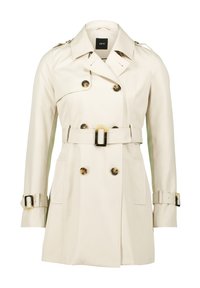 Beiger Trenchcoat aus glattem Stoff mit doppelreihigem Design, großen Knöpfen, tailliertem Gürtel und Seitentaschen.