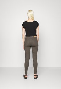 Vero Moda Tall VMHOTSEVEN PANTS  - Calças de ganga de corte skinny - beluga