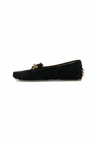 Sorte ruskind slip-on sko med et quiltet design, guldfarvede hardware detaljer og en gummisål med runde nitter for bedre greb.