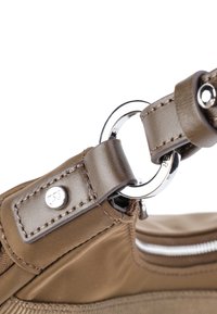Borsa in nylon marrone con una tracolla in pelle, dotata di un anello in metallo argentato e chiusura a scatto, impreziosita da dettagli cuciti.