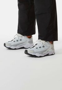 The North Face VECTIV TARAVAL - Zapatillas - WHITE/BLACK