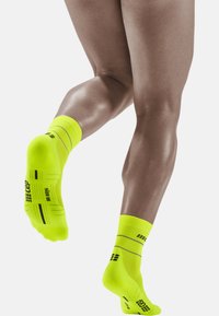 CEP REFLECTIVE MID CUT SOCKS MEN - MADE IN GERMANY - Calze sportive - neon yellow
