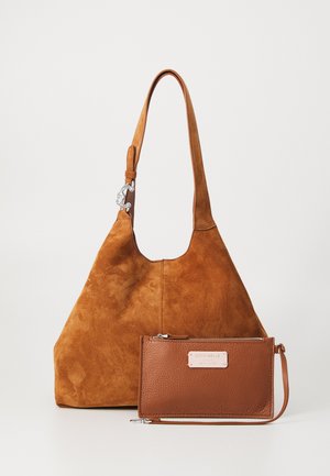 Sac hobo en suede marron avec une large bandoulière et un accent argenté, associé à une petite pochette texturée marron arborant une plaque logo dorée.