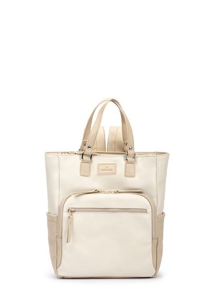 Rugtas van crèmekleurig leer met een ritsvak aan de voorkant, dubbele bovenhandvaten en beige zijvakken, voorzien van een "Pikolinos" logo patch.