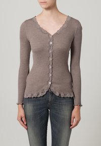 Brązowy, prążkowany kardigan z długim rękawem, dekoltem w serek, koronkową lamówką i zapięciem na guziki. Zaokrąglony brzeg falbanki i delikatne detale na całej powierzchni.