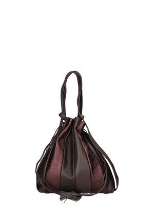 Sac en cuir marron avec des accents bordeaux foncé, présentant un design plissé et une fermeture à cordon. La texture est lisse avec une finition brillante.