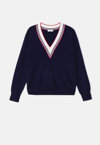 Pull bleu marine col V avec bordure à rayures blanches, rouges et bleu marine autour de l'encolure, manches longues et poignets côtelés.