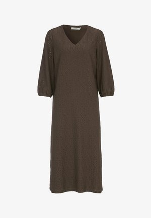 Bruine knielange jurk met V-hals, driekwart mouwen met pofeffect en een ingewikkeld ajour kantpatroon.