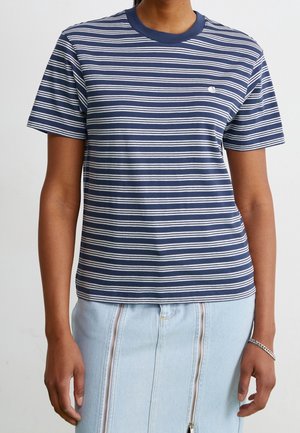 Marineblaue Kurzarm-T-Shirt mit horizontalen weißen Streifen. Verfügt über einen Rundhalsausschnitt und ein kleines Logo auf der linken Brust.