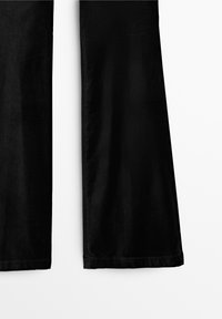 Pantalon noir à jambes larges en tissu lisse, avec un ourlet net et un design simple. La texture semble douce et mate.