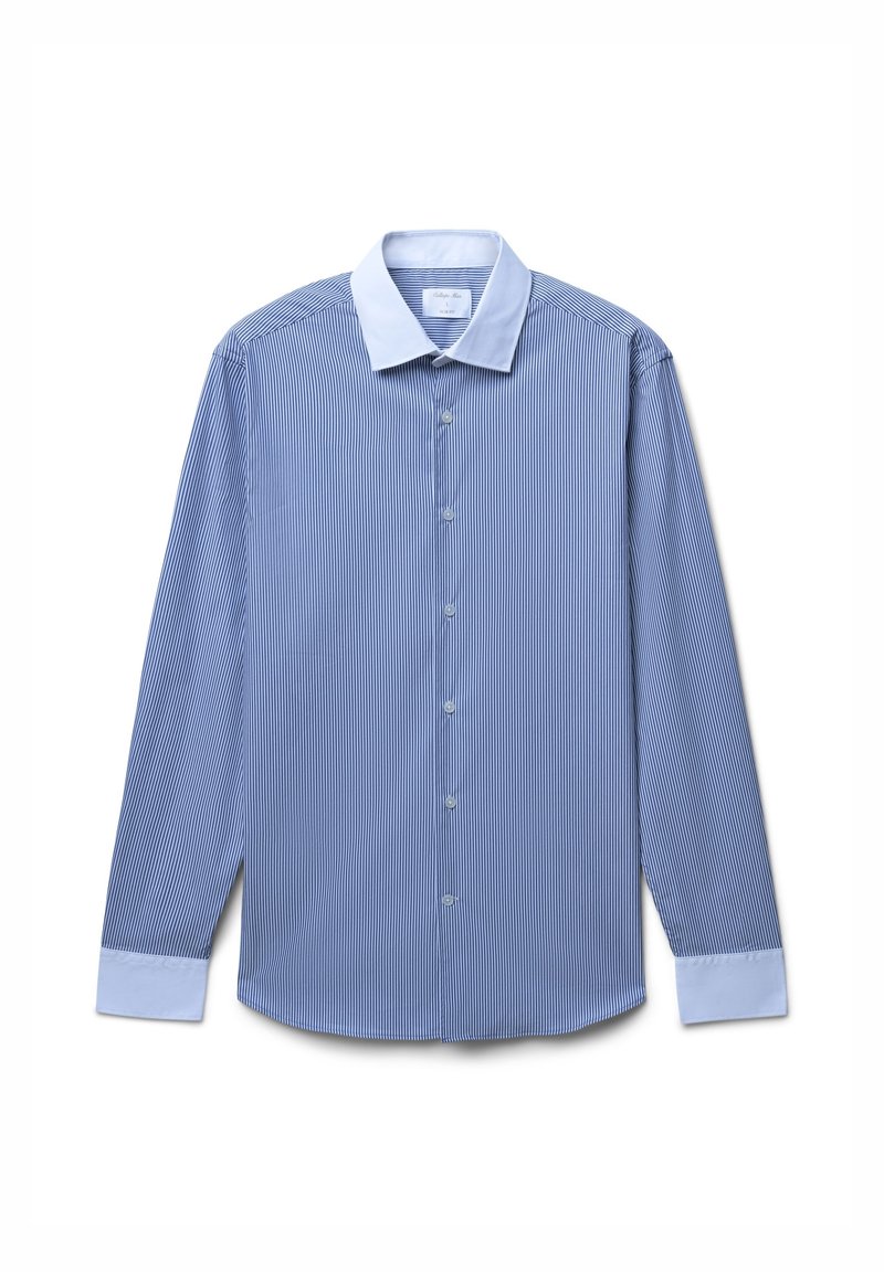 Camicia a maniche lunghe a righe blu con colletto azzurro chiaro, chiusura a bottoni frontale e polsini a contrasto. Presenta righe verticali di larghezze variabili.