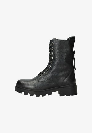 Zwarte leren veterschoenen met een gestructureerde afwerking, voorzien van metalen oogjes, een stevige rubberen zool en een trekhaak aan de achterkant.