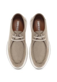 Scarpe in suede beige con punta arrotondata e suola in gomma bianca. Presentano un sistema di allacciatura bicolore e un accento di cucitura lungo il bordo.