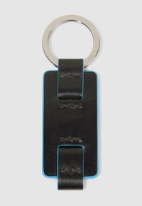 Llavero hecho de cuero negro con un detalle azul, que presenta un anillo metálico redondo y un diseño rectangular plano con una presilla.