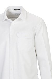 Witte button-up shirt gemaakt van lichtgewicht stof, met een enkele borstzak en een klassieke kraag. Zachte textuur, met subtiele stikseldetails.
