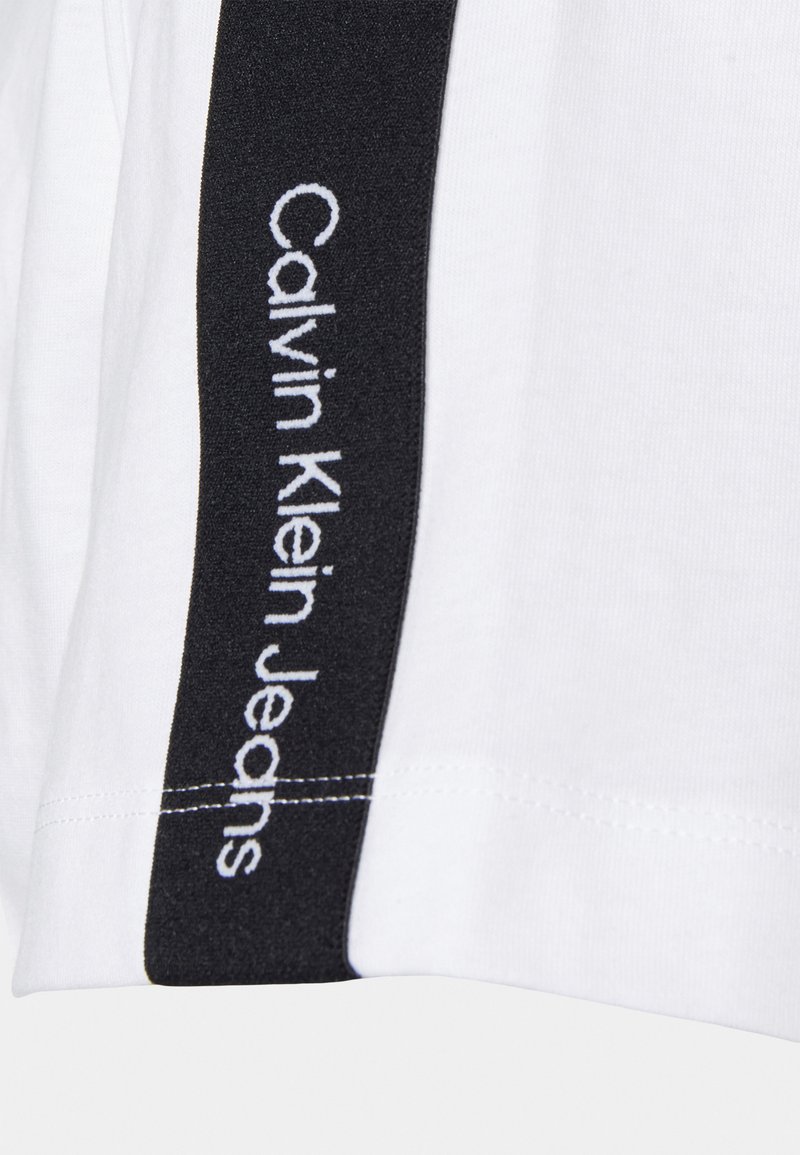 Herren T-Shirts basic | Calvin Klein Jeans CONTRAST TAPE SHOULDER TEE UNISEX T-Shirt print bright white/weiß - HD63141 Herren T-Shirts basic | Calvin Klein Jeans CONTRAST TAPE SHOULDER TEE UNISEX T-Shirt print bright white/weiß - HD63141
