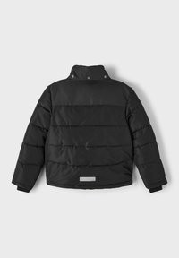 Doudoune noire avec col montant, boutons-pression au niveau du cou, coutures horizontales, et une petite bande réfléchissante près de l'ourlet, vue de dos.