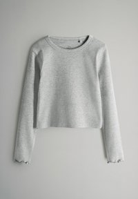 Szary, krótki, długi rękaw, żeberkowy top z okrągłym dekoltem i falbaniastym wykończeniem u dołu. Miękka tkanina i dopasowany krój.