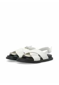 Witte faux leren sandalen met kruislingse banden, verstelbare enkelgesp, zwarte zool en een minimalistisch ontwerp. Lichtgewicht en plat.