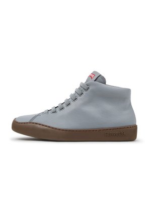 Grå højtop sneaker med brun sål, snørebånd foran og rød logo på tungen, set fra siden på hvid baggrund.